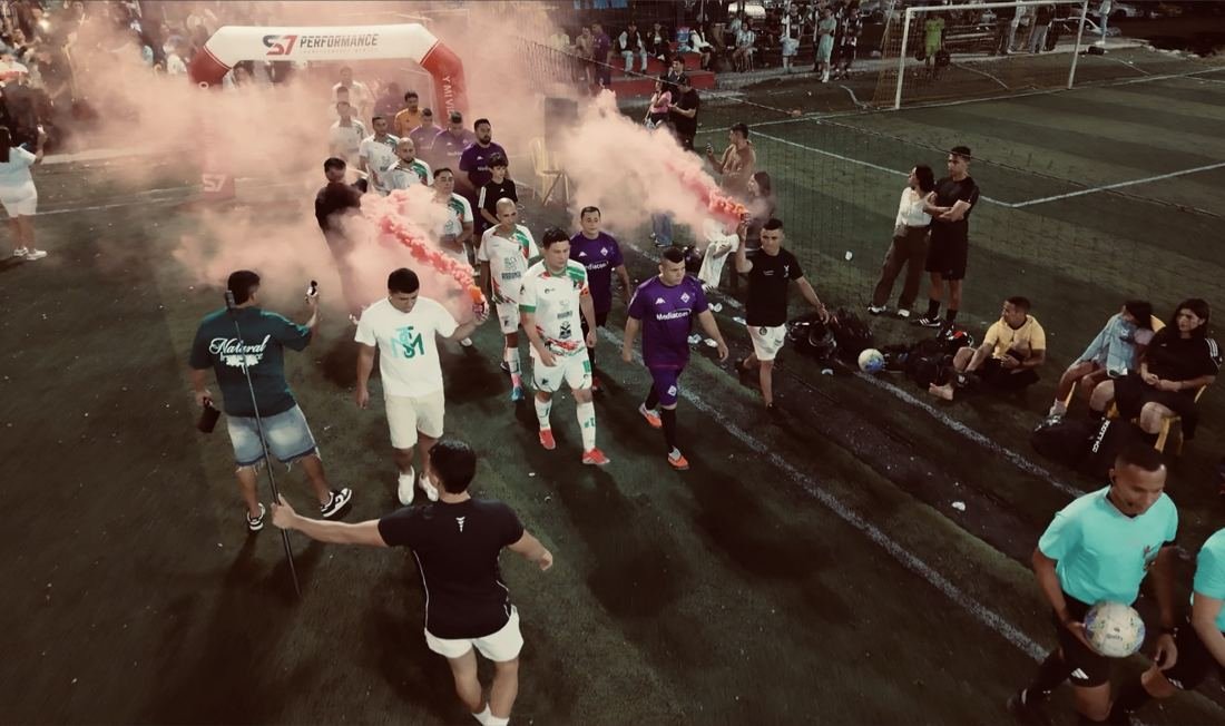 Los dos finalistas saliendo por el arco inflable S7 entre bengalas